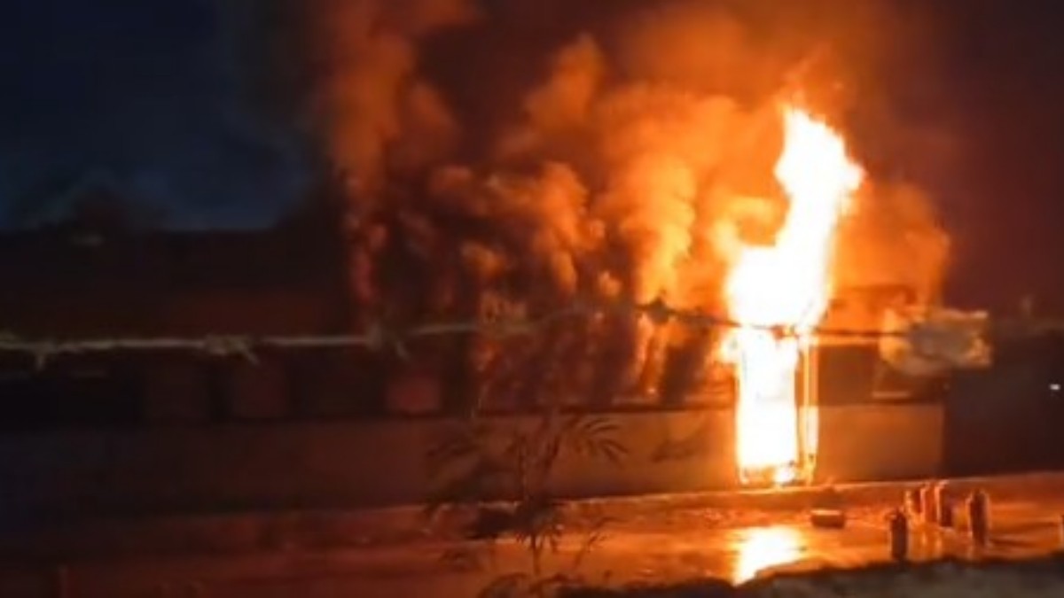 ఏలూరు రైల్వే స్టేషన్‌లో అగ్ని ప్రమాదం: ఎగిసిన మంటలు, బోగి పూర్తిగా దగ్ధం