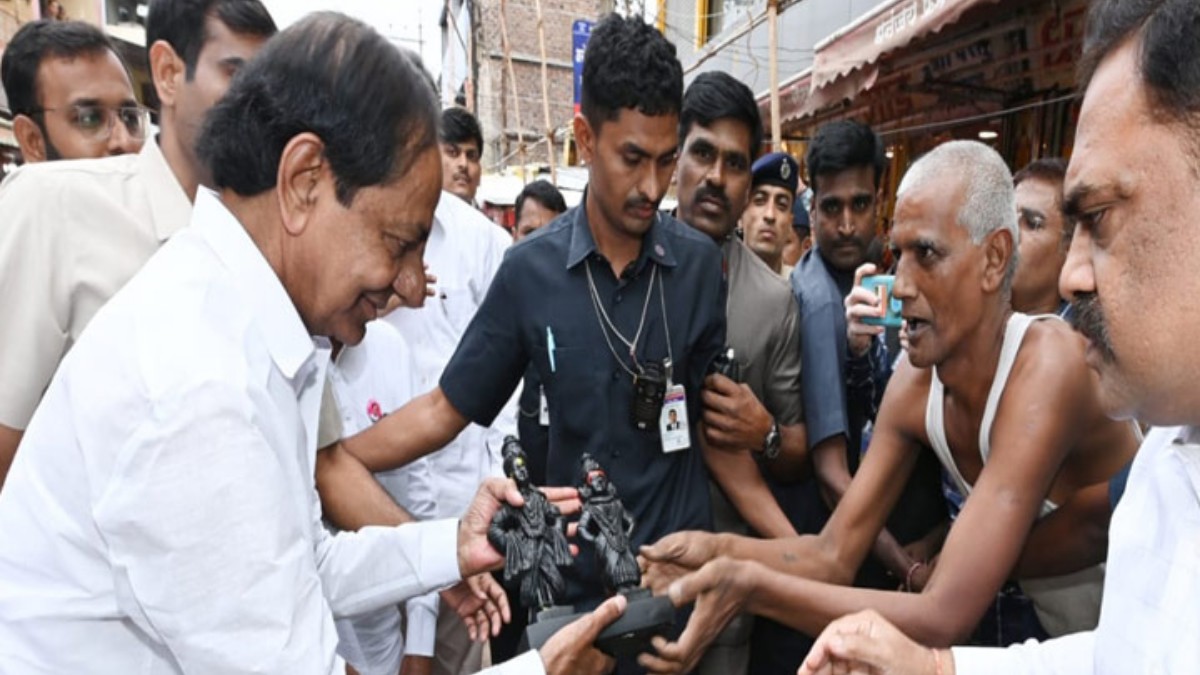 సీఎం కేసీఆర్‌కు ప్రేమతో.. అపురూప బహుమతినిచ్చిన సామాన్య వృద్ధుడు