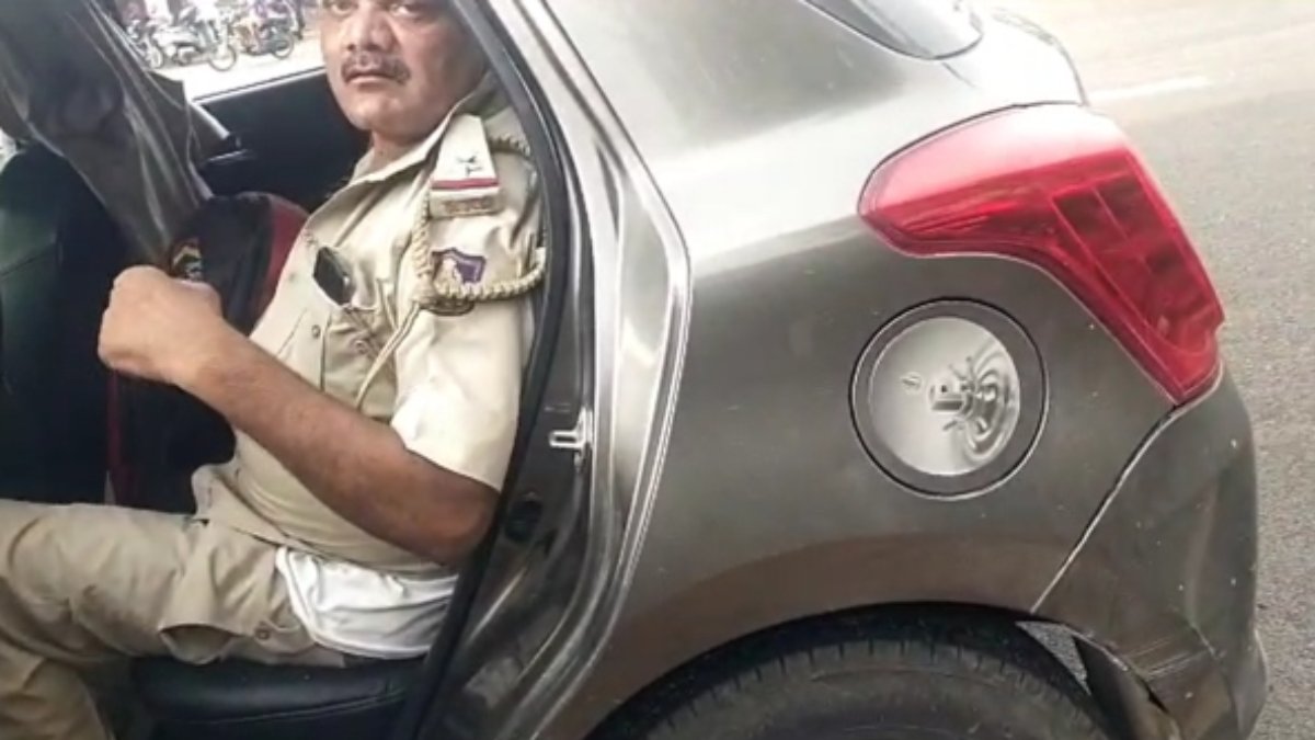 యూనీఫామ్ తో వేసుకుని పోలీసు అధికారులు బార్ లో లిక్కర్ పార్టీ, రెడ్డి దెబ్బతో !