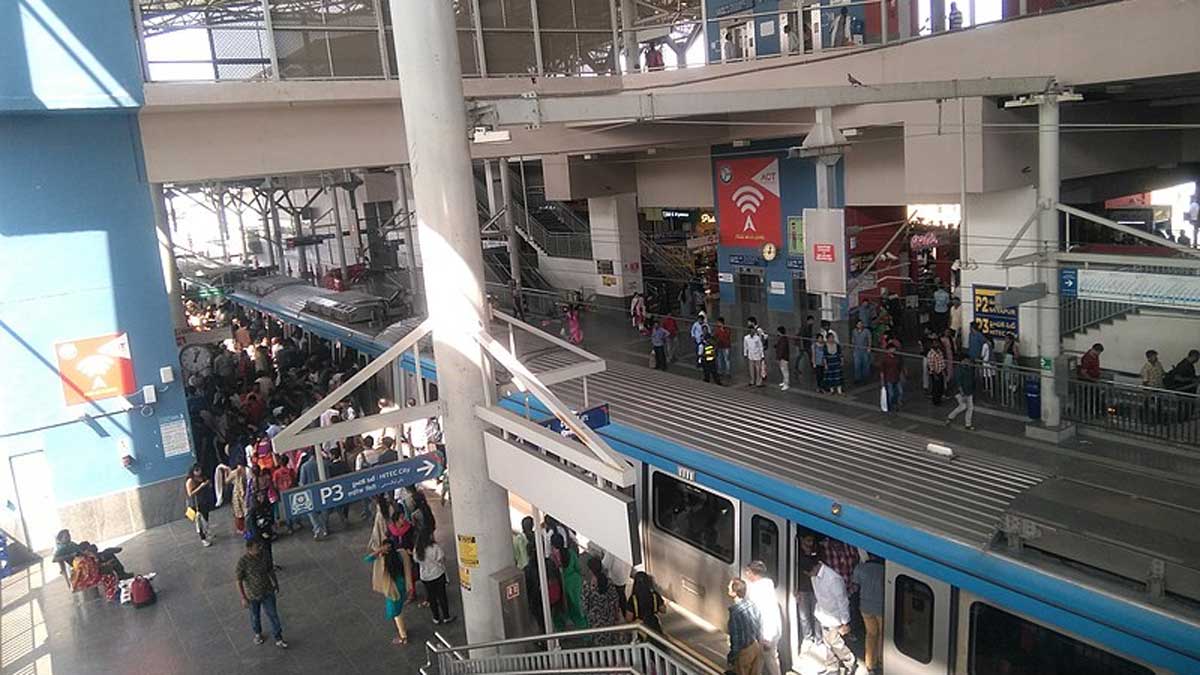 హైదరాబాద్ మెట్రో షాకింగ్ నిర్ణయం: ఇక స్టేషన్లలో ఆ ఛార్జీలు కూడా వసూలు