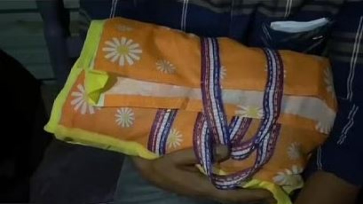 షాకింగ్: మార్చూరీ వ్యాన్ నిరాకరించడంతో శిశువు మృతదేహాన్ని బ్యాగులో తీసుకెళ్లిన పేరెంట్స్