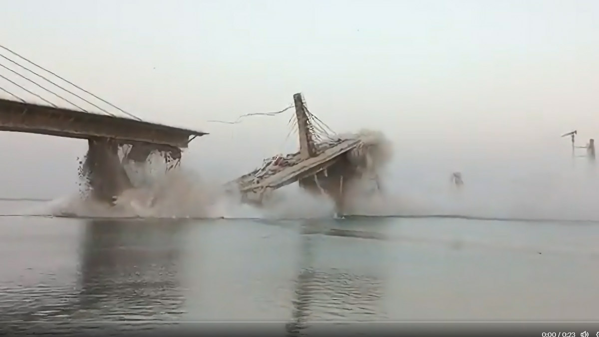 షాకింగ్ వీడియో: ఒక్కసారిగా గంగా నదిలో కుప్పకూలిపోయిన కేబుల్ బ్రిడ్జి