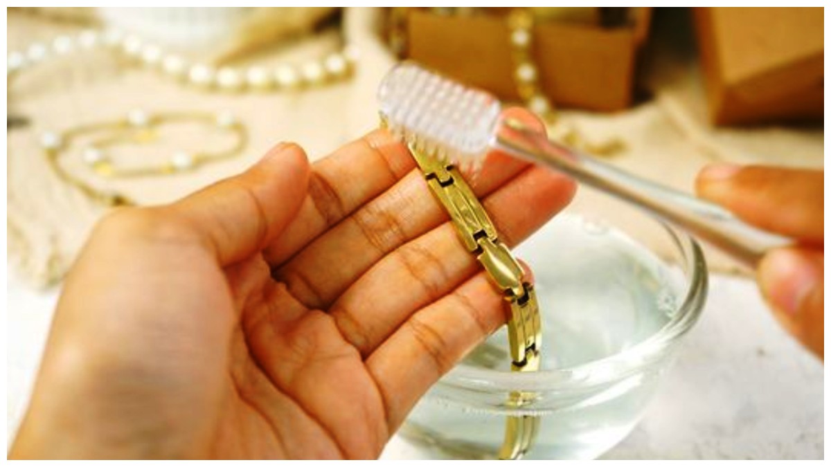 బంగారు ఆభరణాలను ఇలా శుభ్రం చేస్తే ధగధగా మెరుస్తాయి!!