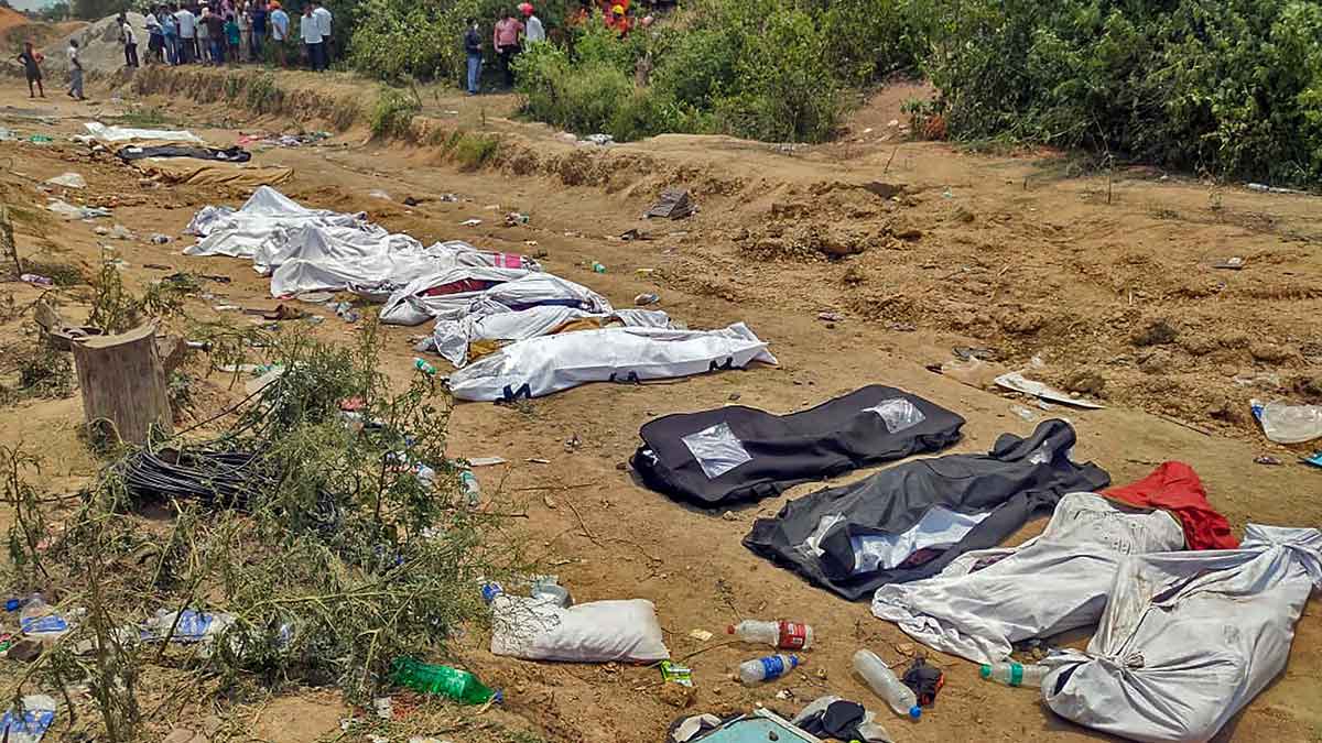 దేవుడా: కొడుకు జాడ కోసం మృతదేహాల మధ్య తండ్రి అన్వేషణ..!!