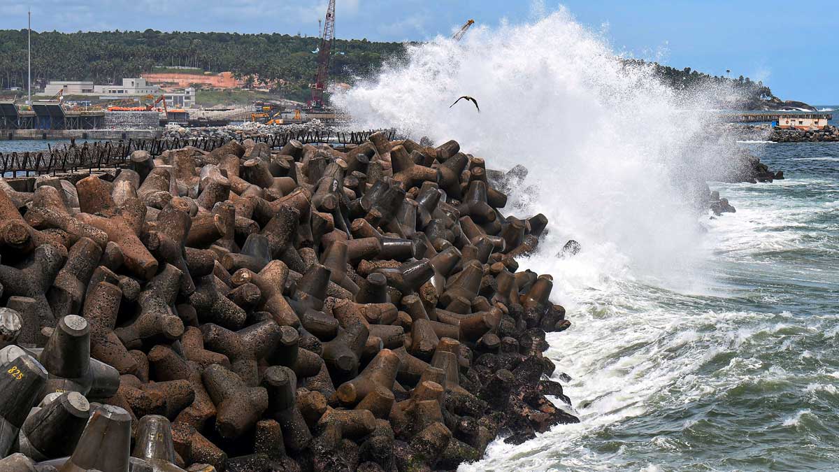 Cyclone Biparjoy : గుజరాత్ లో బిపర్ జోయ్ అల్లకల్లోలం-69 రైళ్ల రద్దు- 21వేల మంది షిఫ్ట్..