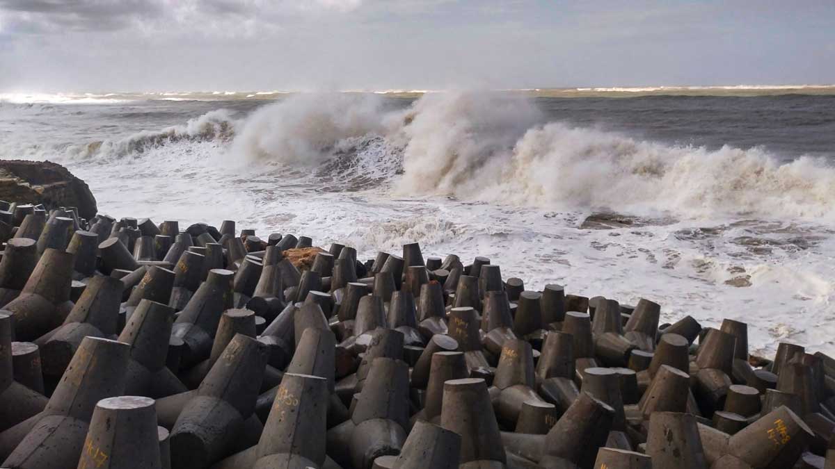 తుపానుపై అప్రమత్తంగా ఉండండి