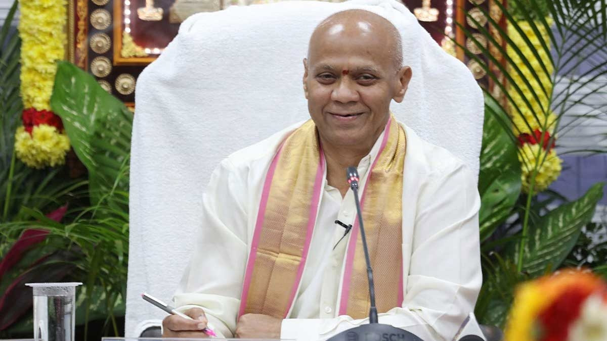 తిరుమలలో సేవలకు ముందుకు రండి, టీటీడీ ఈవో - ఆలయం సమీపంలో విమానం..!!