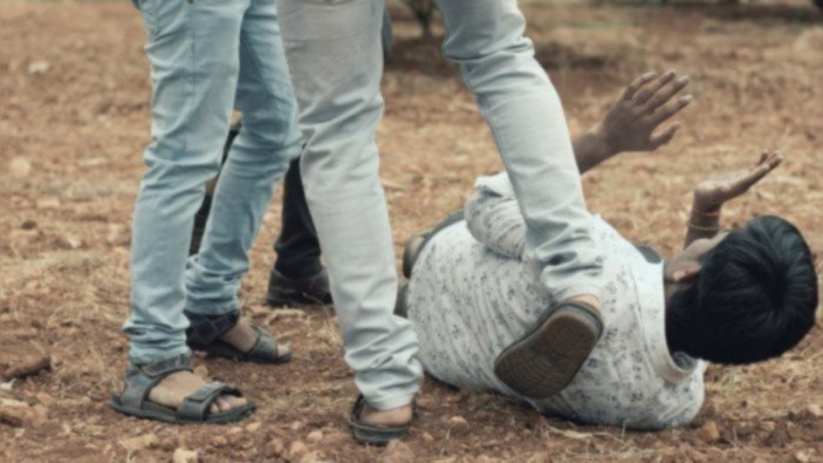 అమానుషం: మంచి బట్టలు, సన్ గ్లాసెస్ పెట్టుకున్నాడని దళితుడిపై దాడి, ఏడుగురిపై కేసు