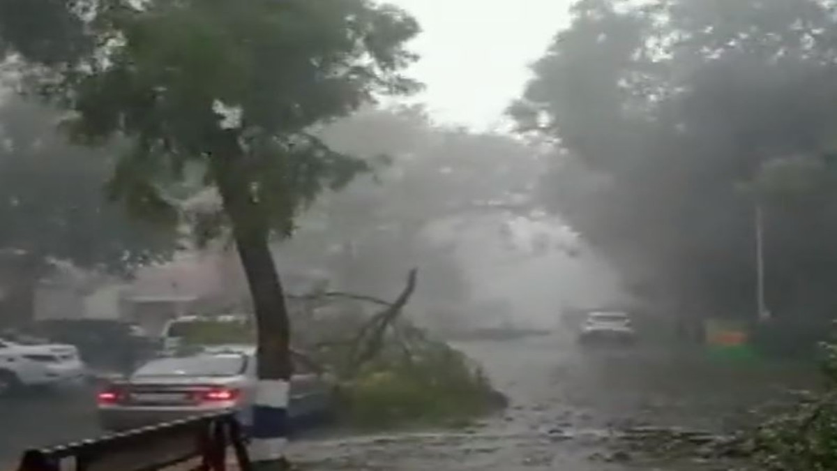 రుతు పవనాల విస్తరణ- ఎల్లో అలర్ట్ జారీ: ఈదురుగాలలతో వర్ష బీభత్సం