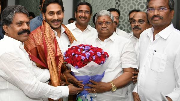 జగన్ తో ఉద్యోగ నేతల భేటీ- వారిని నమ్మొద్దు -సీఎం కీలక వ్యాఖ్యలు...!