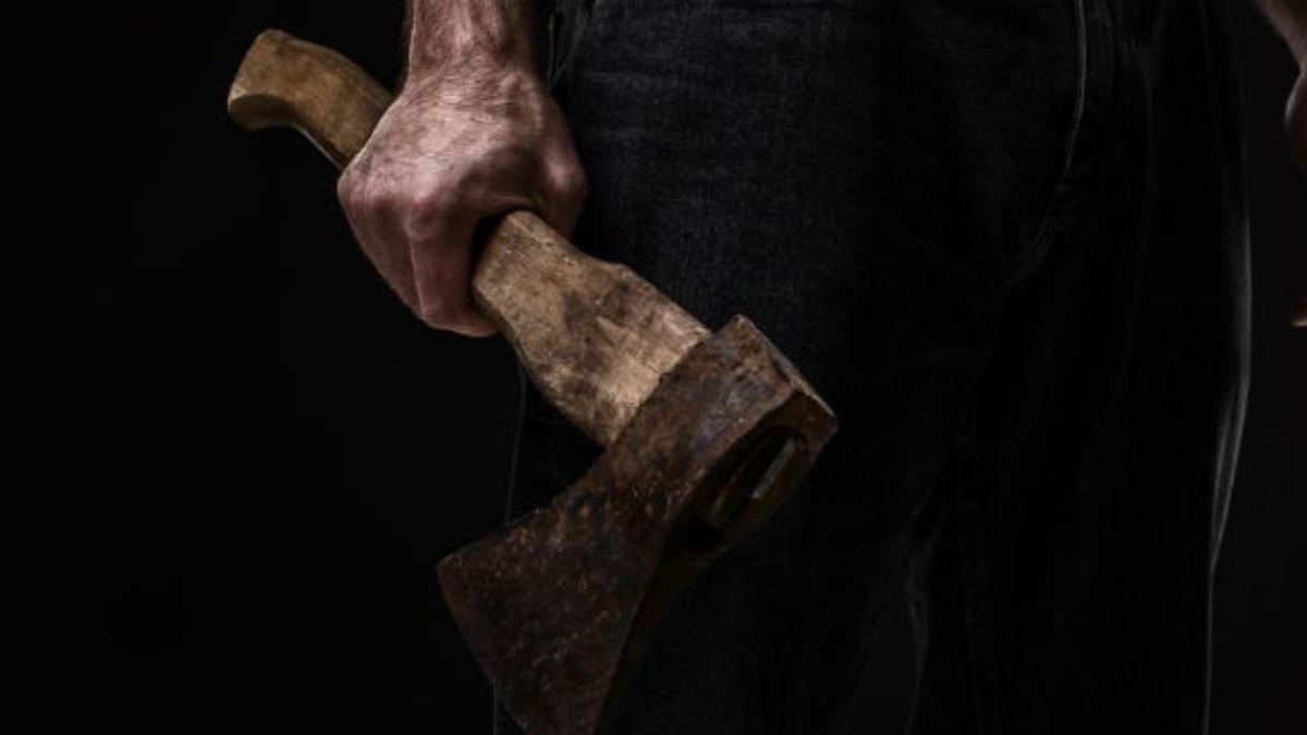 కొడుకు వేరేఊరిలో పోలీసు, కోడలిని గొడ్డలితో నరికి స్పాట్ లో చంపేసిన మామ !