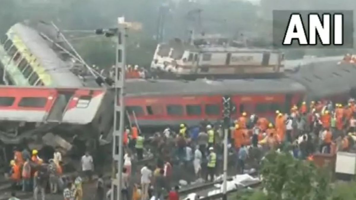 కోరమండల్ లో పెద్ద సంఖ్యలో రాష్ట్ర ప్రయాణీకులు, హెల్ప్ లైన్..!!