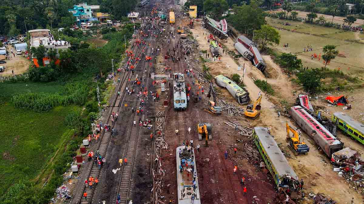 ట్రాక్ పునరుద్దరణ, 51 గంటల్లోనే పూర్తి - అక్కడే రైల్వే మంత్రి మకాం..!!