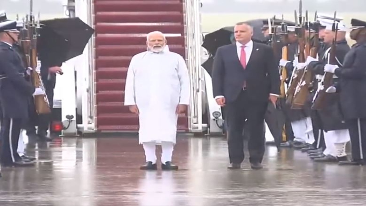 వాషింగ్టన్‌లో మోదీకి వర్షం ఘన స్వాగతం: వానలో తడుస్తున్నా చెక్కు చెదరక జాతీయ గీతాలాపన