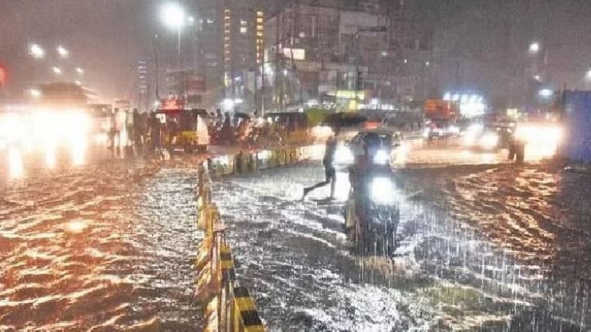 Rains: మహారాష్ట్ర, గుజరాత్‍లో భారీ వర్షాలు.. నీట మునిగిన లోతట్టు ప్రాంతాలు..