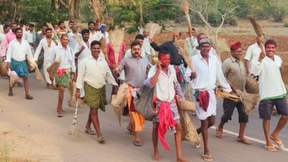 జెట్టక్క పోవాలని.. చీపుర్లు, చాటలతో కొట్టుకునే వింత ఆచారం!!