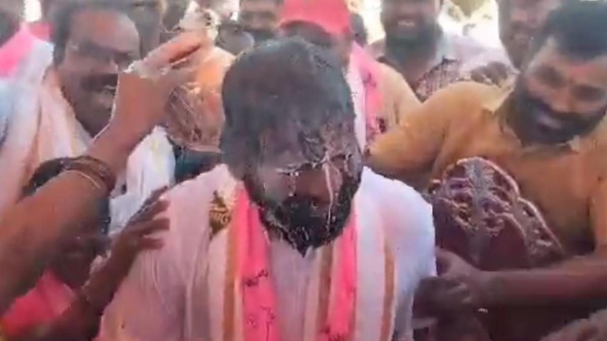 మీ అభిమానం సల్లగుండ- పాలాభిషేకంతో తడిచి ముద్దయిన తెలంగాణ మంత్రి