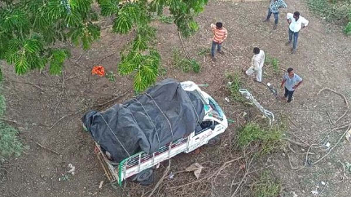 బూర్గంపాడు బ్రిడ్జిపై నుంచి వాగులో పడిన టెంబో వాహనం.. నలుగురు మృతి