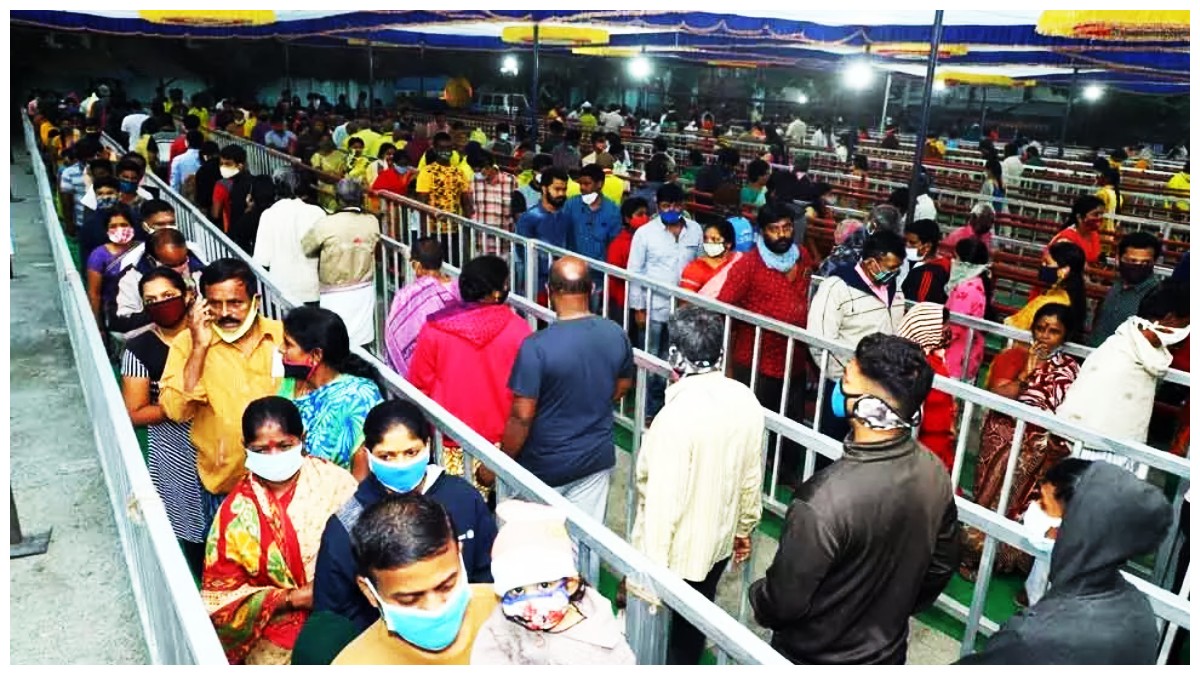 Tirumala: తిరుమలలో భారీగా పెరిగిన భక్తుల రద్దీ.. శ్రీవారి దర్శనానికి 24 గంటల సమయం..