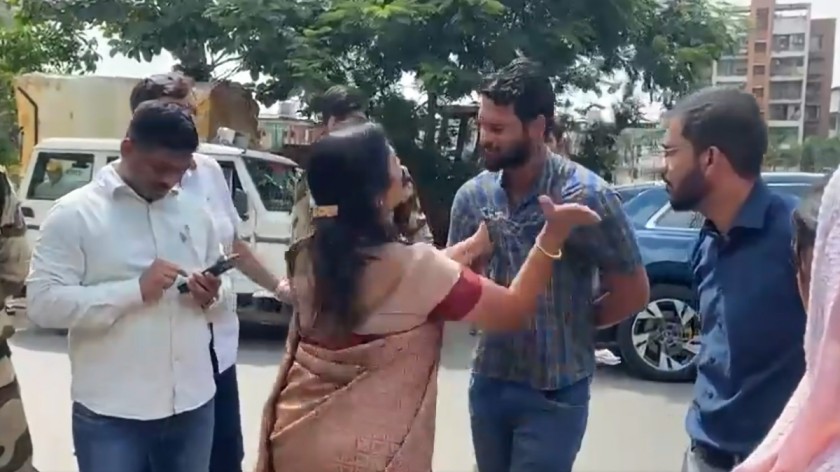 Viral Video: అధికారి చెంప చెల్లుమనిపించిన మహిళా ఎమ్మెల్యే.. వీడియో వైరల్..