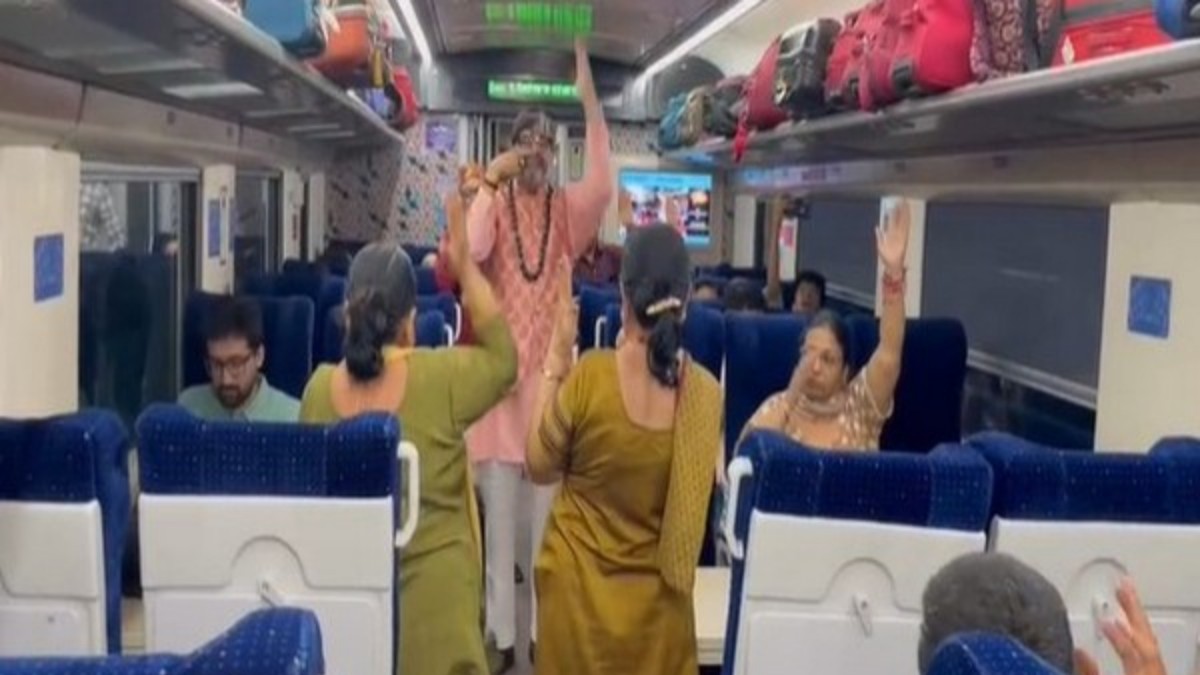 వేగంగా వెలుతున్న వందే భారత్ రైలులో యోగా చేసిన ప్రయాణికులు, ఎలా !