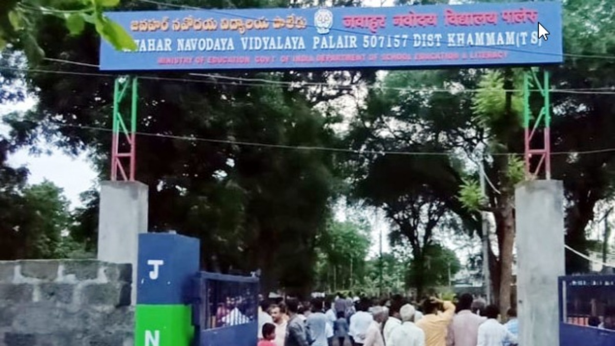 విద్యుత్ షాక్‌తో నవోదయ విద్యార్థులకు గాయాలు, ఒకరు మృతి: ప్రిన్సిపల్ పరారీ