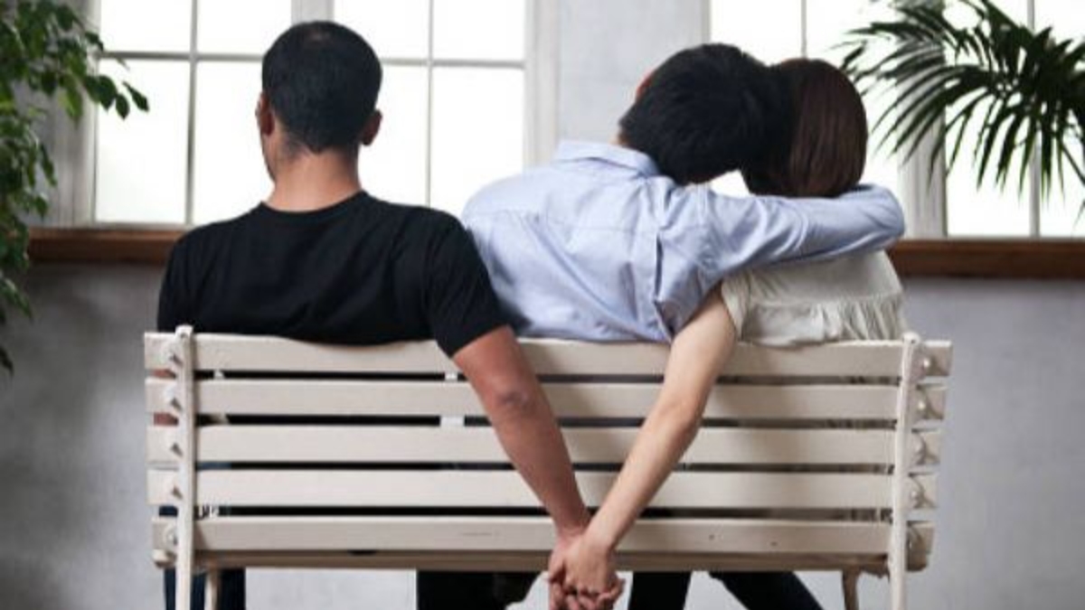 భర్త ఫ్రెండ్ తో రొమాన్స్, రాత్రి భర్తను మంచానికి కట్టేసి ఐదు ముక్కలుగా నరికేసిన భార్య !