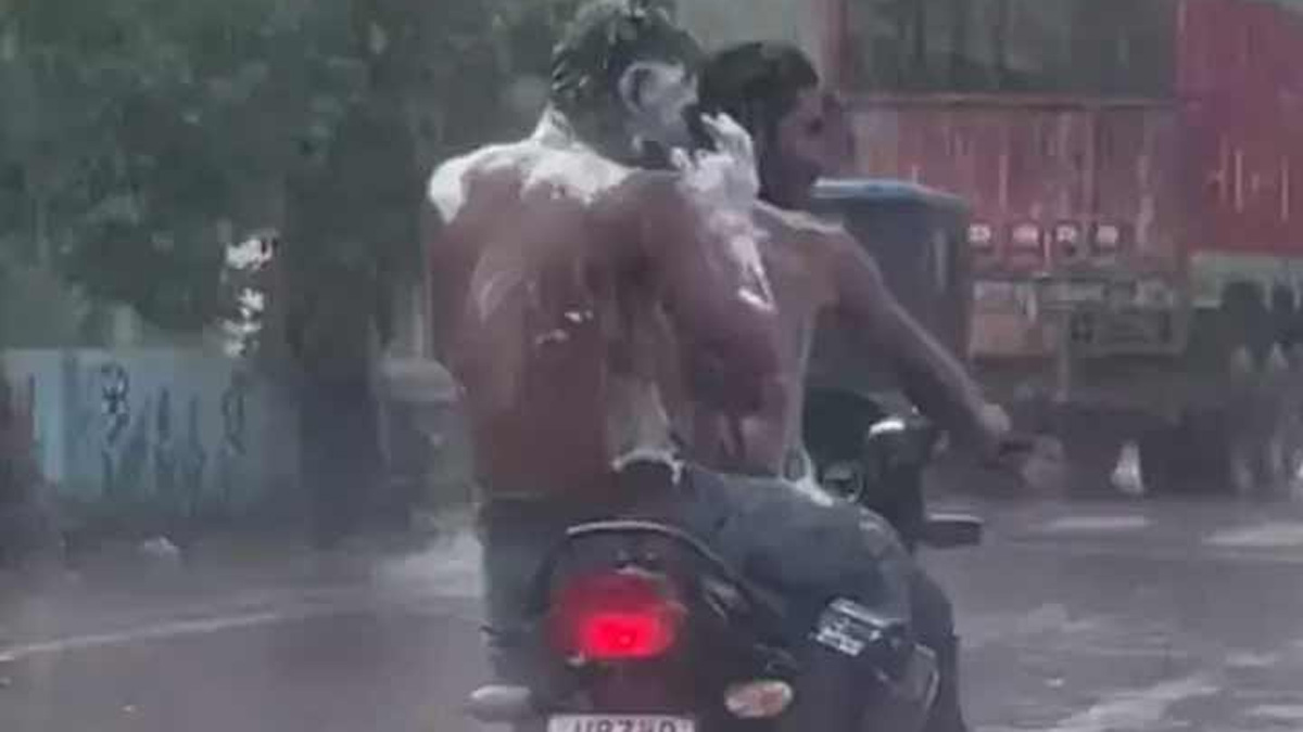 బైక్ పైన ప్రయాణిస్తూ స్నానం.. ఆపై షాకింగ్ పర్యవసానం!!