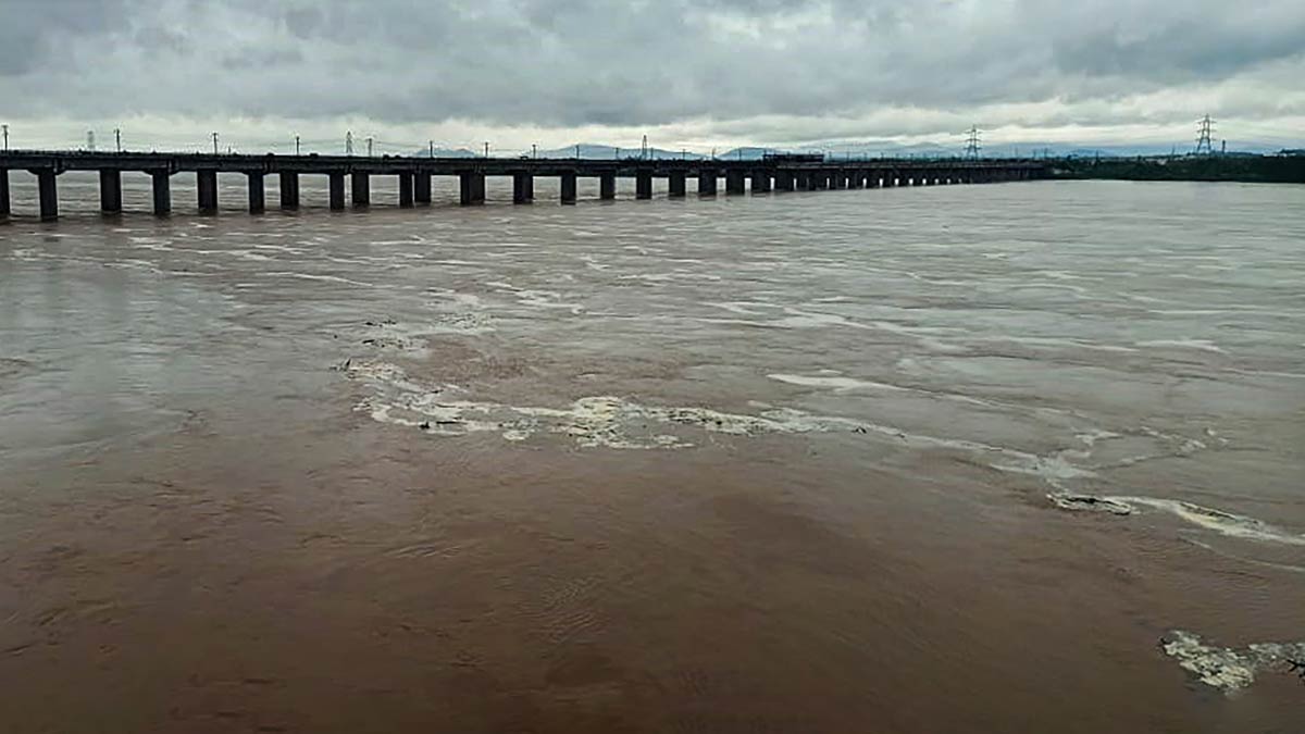 Godavari: భద్రాచలం వద్ద ఉధృతంగా ప్రవహిస్తున్న గోదావరి.. మూడో ప్రమాదకర హెచ్చరిక జారీ..