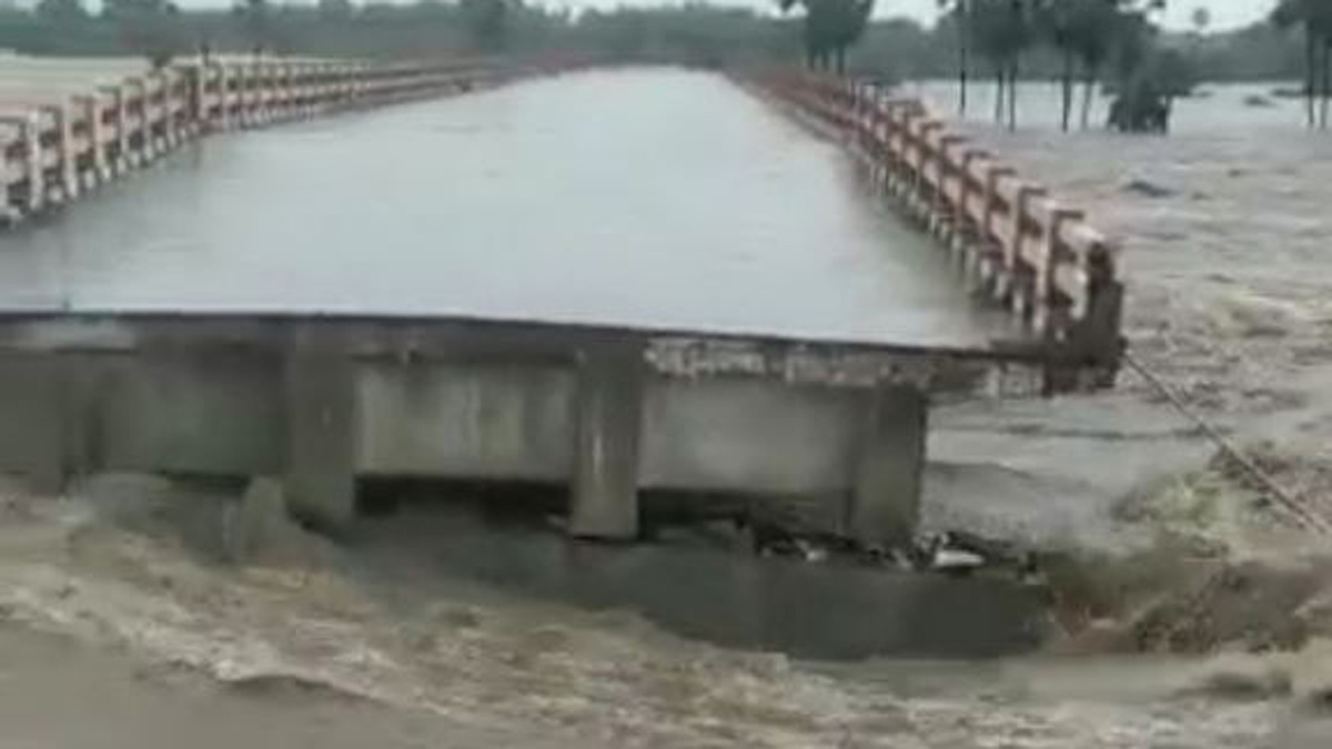 వర్ష బీభత్సం: కూలిన చలివాగు బ్రిడ్జి; 9 గ్రామాలకు రాకపోకలు బంద్!!