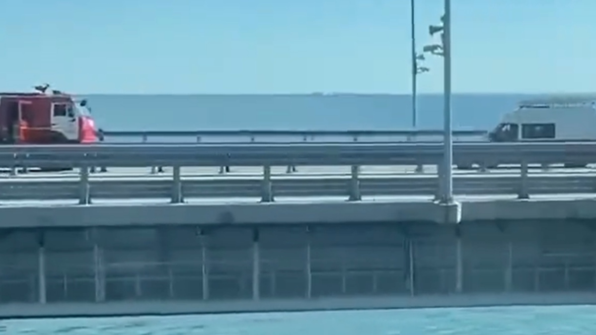 Russia: క్రిమియా వంతెనపై పేలుళ్లు..! ఇద్దరు మృతి..