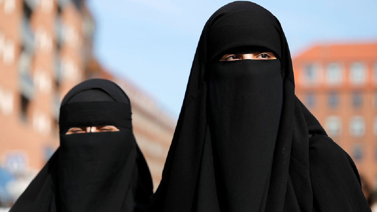 బుర్కా వేసుకోలేదని ఆర్ టీసీ బస్సులో నుంచి అమ్మాయిని కిందకు దించేసిన డ్రైవర్ !