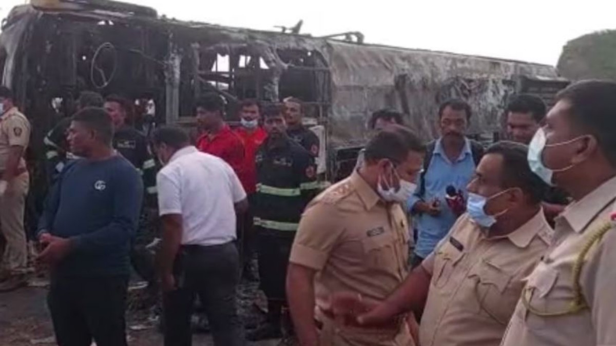 మహారాష్ట్రలో ఘోర బస్సు ప్రమాదం, 25మంది సజీవ దహనం!!