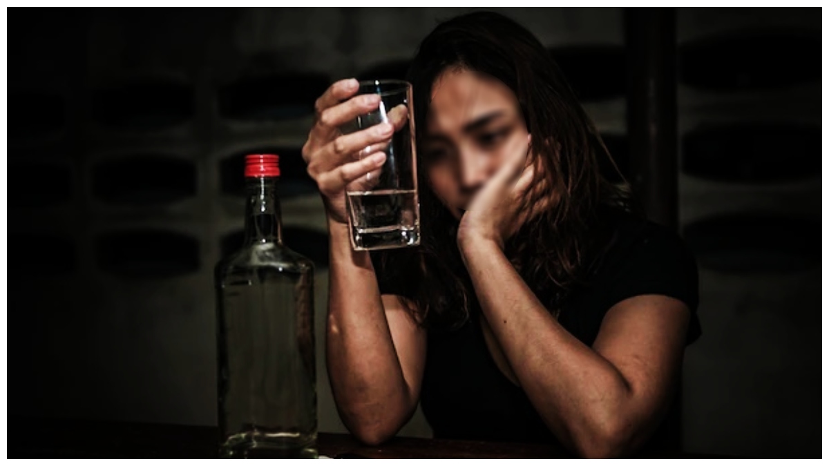 పీకలదాక లిక్కర్ తాగేసి పోలీసుల ఫోన్లు పలగొట్టిన లేడీస్, రచ్చరచ్చ చేసి బూతులతో !