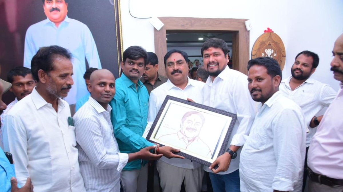 బ్లడ్ ఆర్ట్: మంత్రి ఎర్రబెల్లికి పుట్టినరోజు గిఫ్ట్; వీరాభిమానం!!