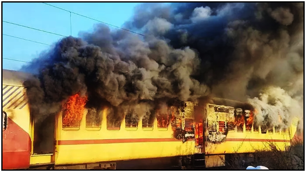 ఫలక్ నుమా ఫైర్ వెనుక - మంటల్లో ప్రయాణీకుల బోగీలు, ఏం జరిగింది..!!