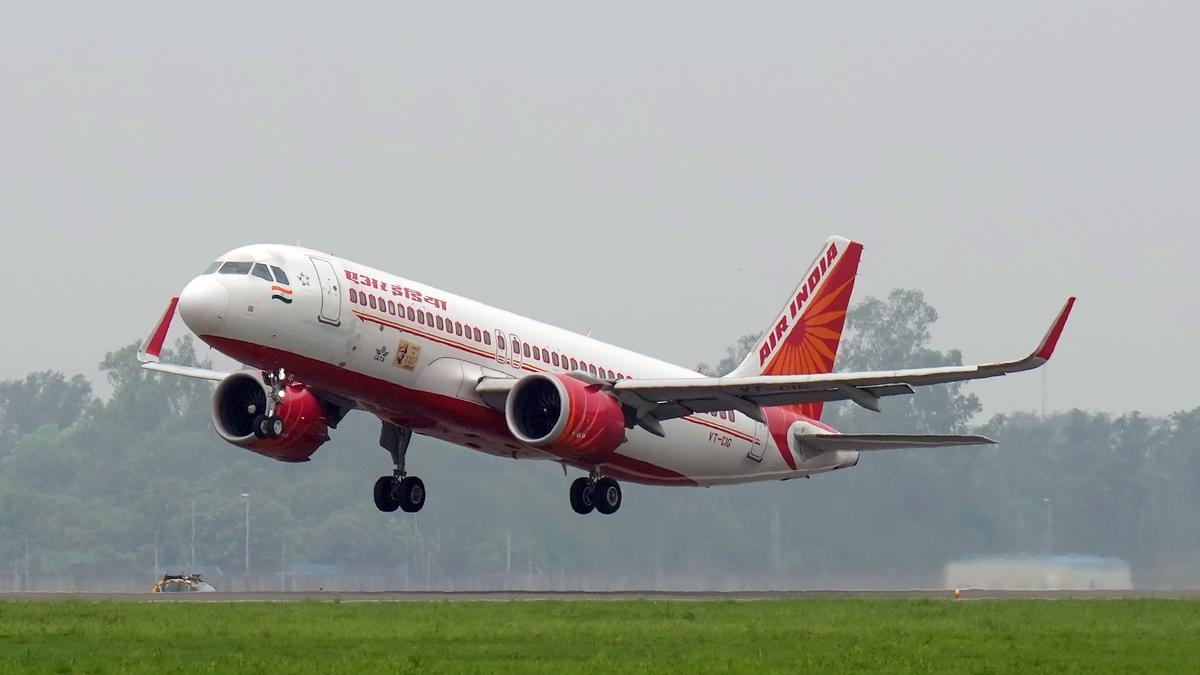 Air India: టేకాఫ్ అయిన కొద్దిసేపటికే తిరిగి ల్యాండ్ అయిన విమానం.. ఎందుకంటే..