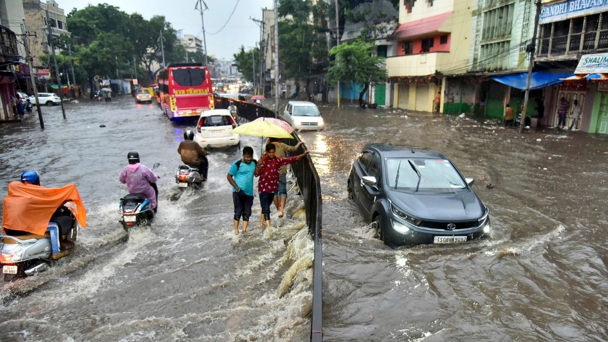 Rains In Delhi: ఢిల్లీలో రికార్డు స్థాయిలో వర్షపాతం.. నీట మునిగిన లోతట్టు ప్రాంతాలు..