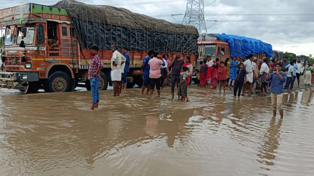 హైదరాబాద్-విజయవాడ రహదారిపైకి వరద నీరు-తెలుగు రాష్ట్రాల మధ్య రాకపోకలపై ప్రభావం..