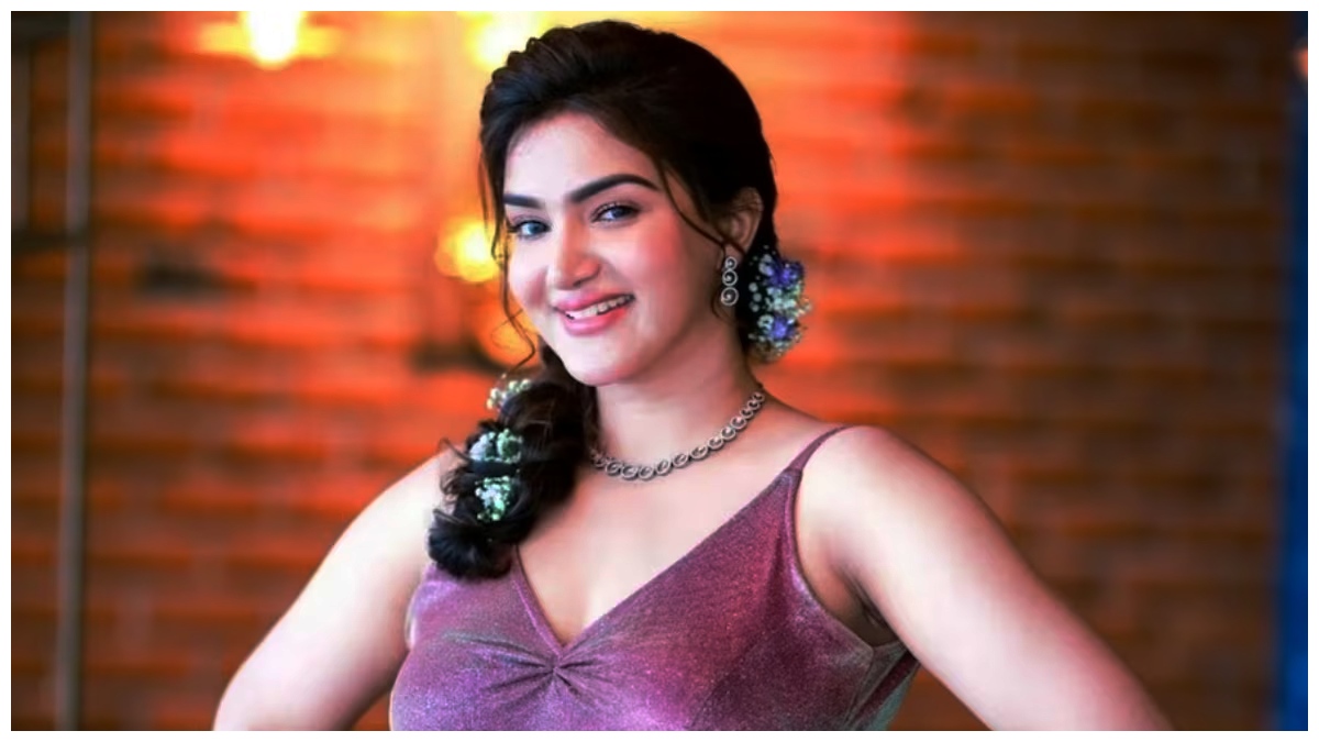 హాట్ బ్యూటీ హనీ రోజ్ కు షాక్; ఆ సినిమా బ్యాన్ చెయ్యాలంటూ డిమాండ్!!