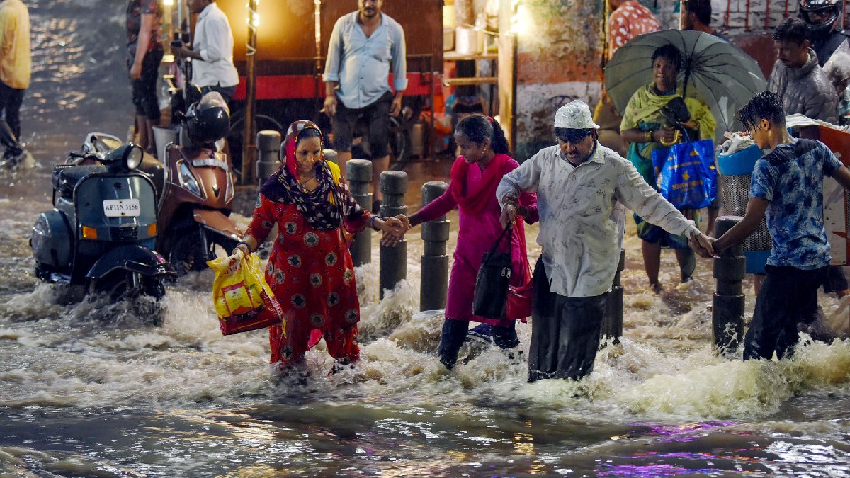 వర్షంలో బండి ఆగిందా, కాల్ చేయండి - హైదరాబాద్ లో వర్షం అప్డేట్స్..!!