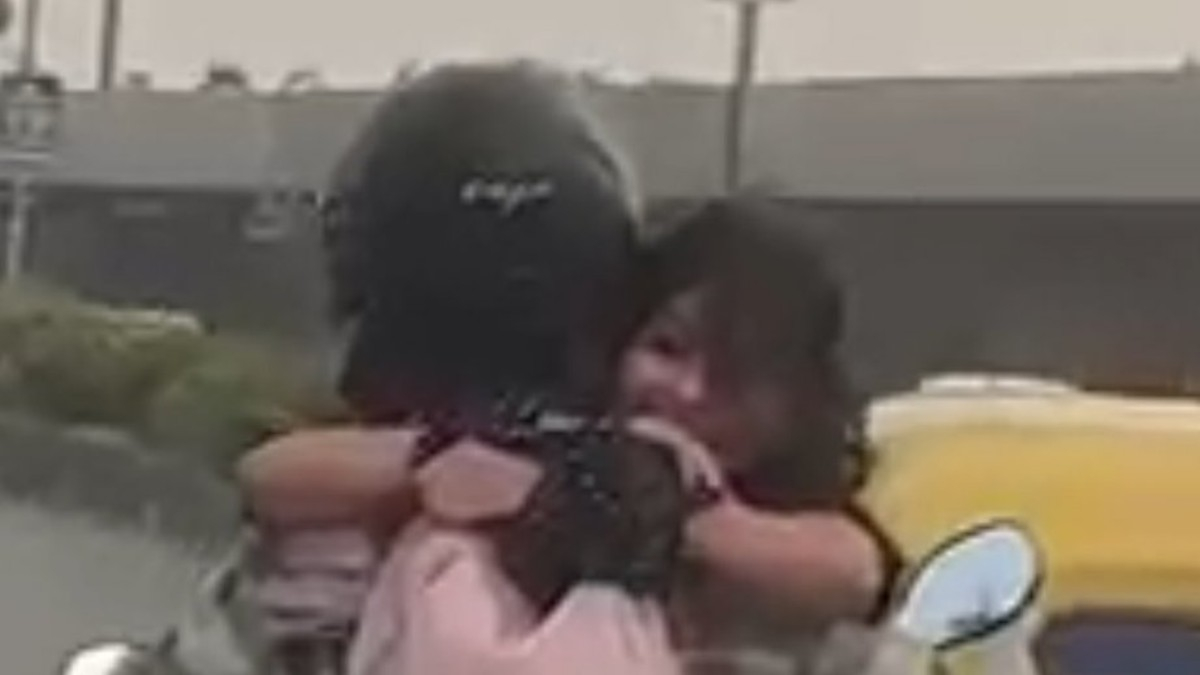 Viral Video: నడిరోడ్డుపై హద్దులు దాటిన ముద్దులు.. వైరల్ అయిన వీడియో..