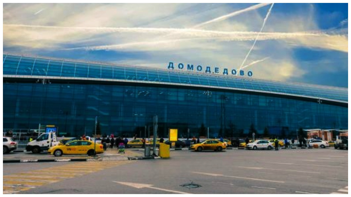 Moscow Airport: మాస్కో విమానాశ్రయంపై డ్రోన్లతో దాడి.. 3 గంటలు నిలిచిపోయిన రాకపోకలు..