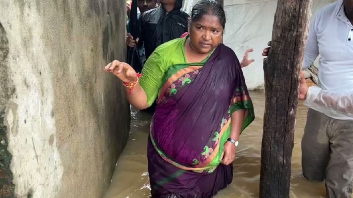 Seethakka: జనంలోనే సీతక్క.. ప్రజలకు భరోసా కల్పిస్తున్న ఎమ్మెల్యే..