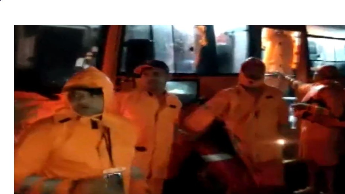 రాత్రివేళ ములుగు జలపాతం వద్ద చిక్కుకున్న 40 మంది పర్యాటకులు: రంగంలో ఎన్డీఆర్ఎఫ్