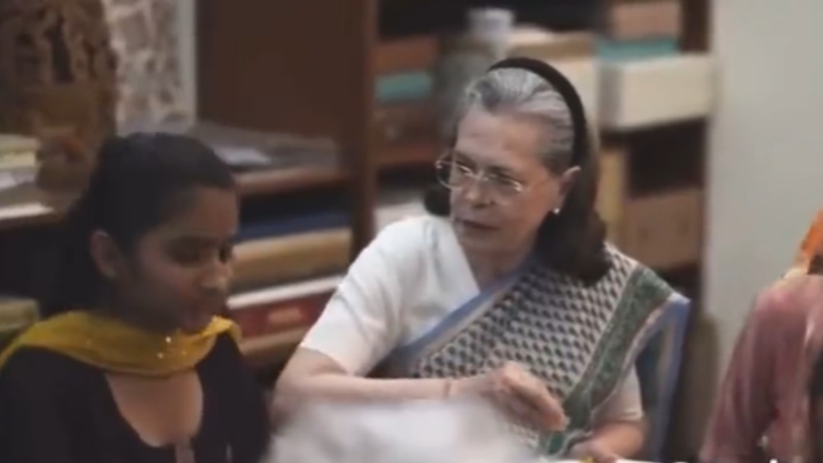 Sonia Gandhi: మహిళా రైతులతో సోనియా గాంధీ డ్యాన్స్.. వైరల్ అయిన వీడియో..