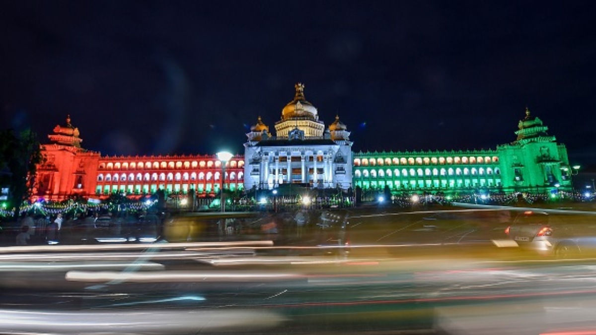 విధానసౌధ మీద డ్రోన్ లో ఎగరేశారు. జీపులో ఎత్తేసుకుని వెళ్లిన పోలీసులు, నోఫ్లైజోన్ !