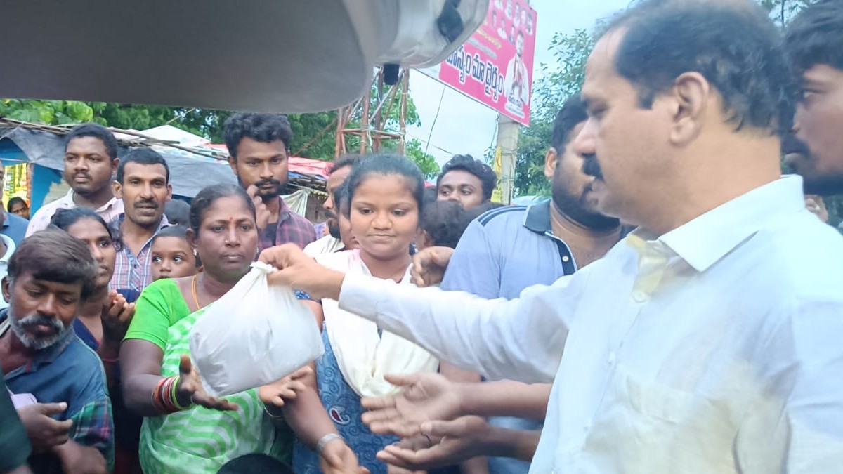 పులిహోర ప్యాకెట్లు.. ఫోటోలకు ఫోజులు.. వరద సాయం ఇదేనా?