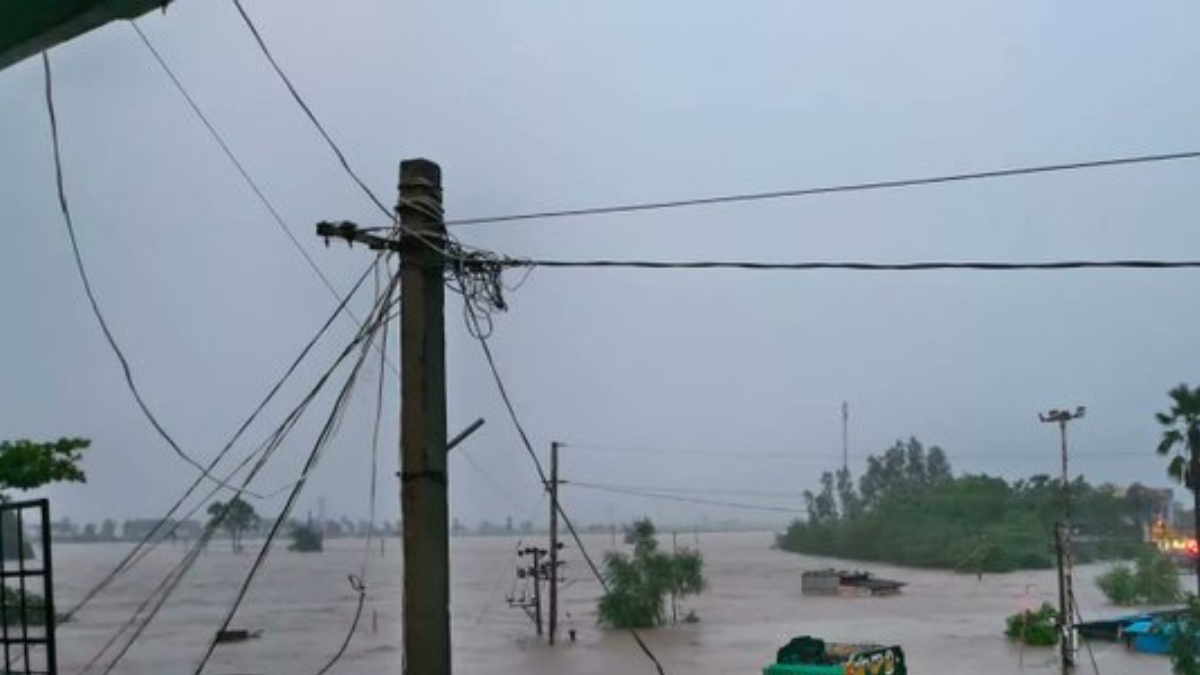 వర్ష బీభత్సం; భూపాలపల్లి జిల్లా మోరంచపల్లి గ్రామం అష్టదిగ్బంధం.. వీడియో!!