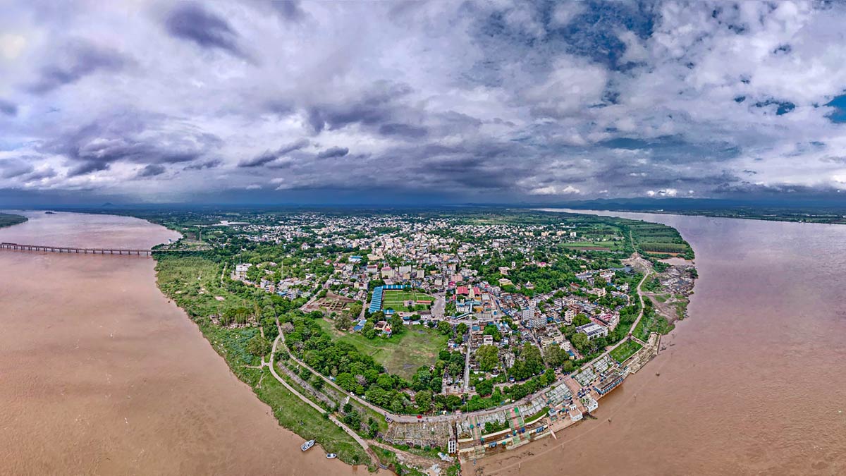 భద్రాచలం వద్ద ఉగ్ర గోదావరి- రెండో ప్రమాద హెచ్చరిక: ఏజెన్సీ గ్రామాలతో సంబంధాలు కట్..!!